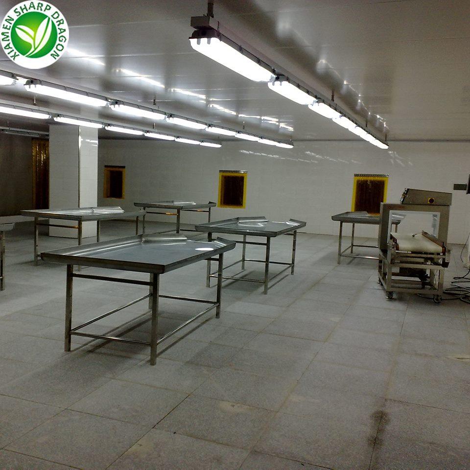 Stainless-steel preparation tables available for pre-operational hygiene inspection